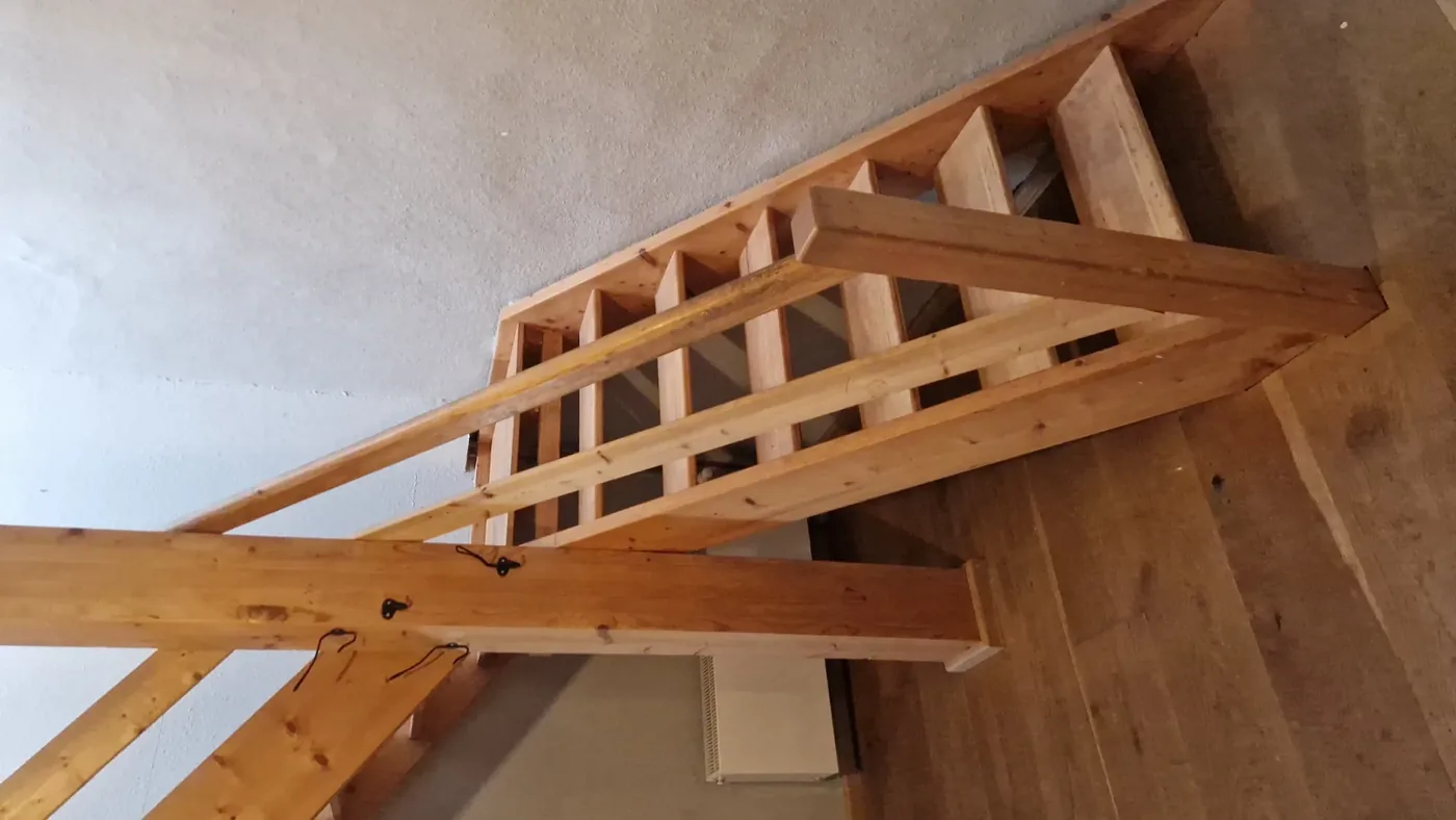 Holztreppe vor der Aufarbeitung