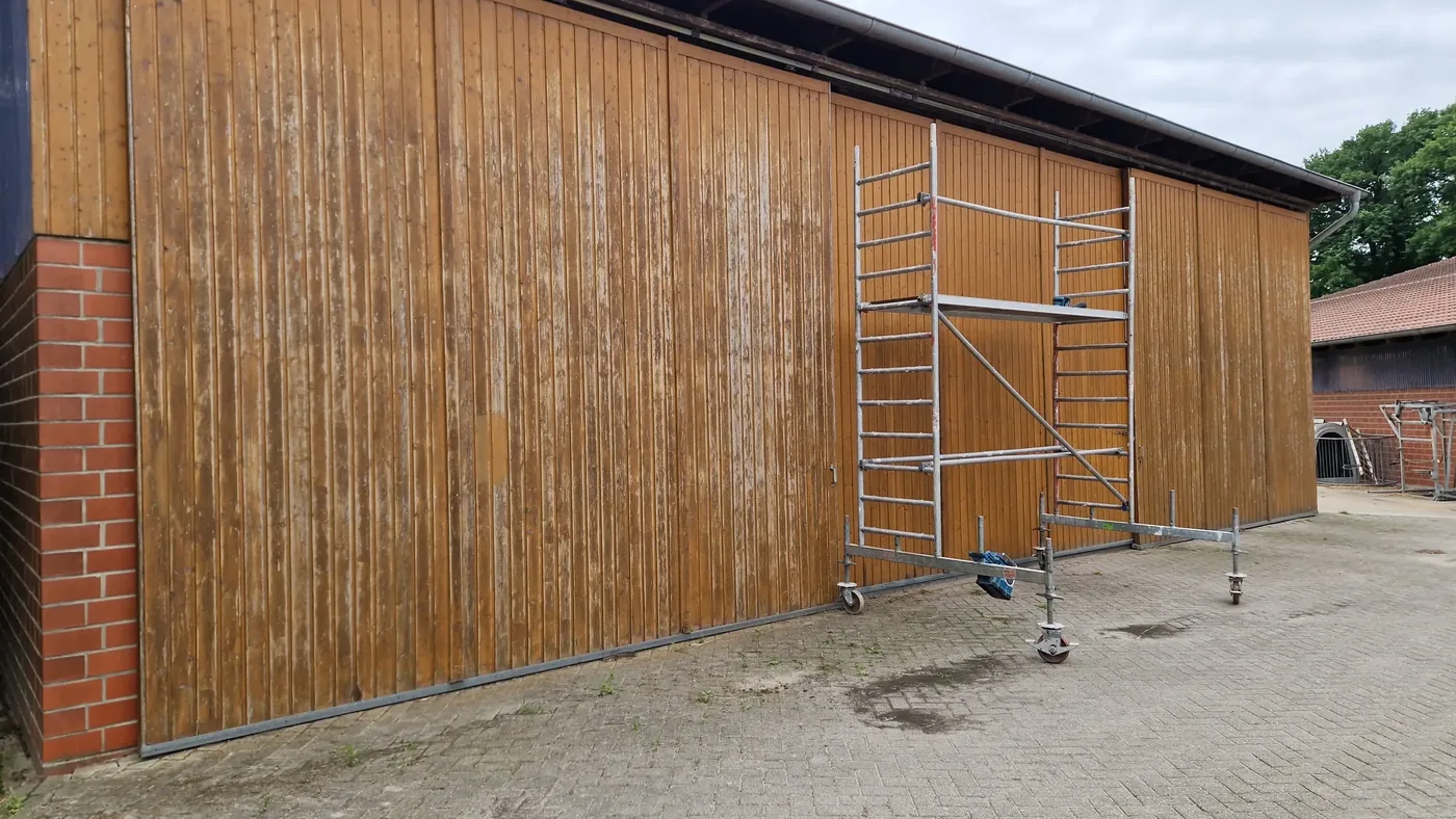 Holzfassade vor der Aufarbeitung